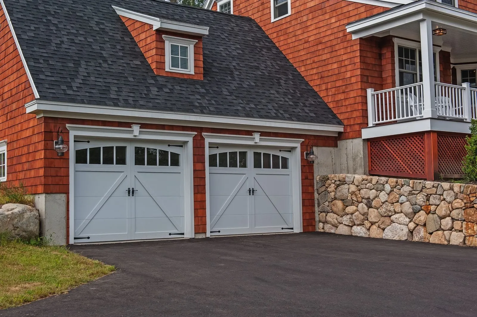 White Carriage House, installed by Chattanooga Garage Door in the Chattanooga area